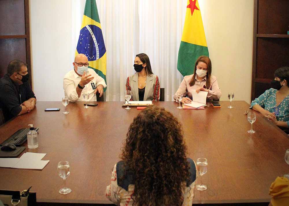 FIEAC Mulheres da Indústria e primeira dama discutem apoio a casas de