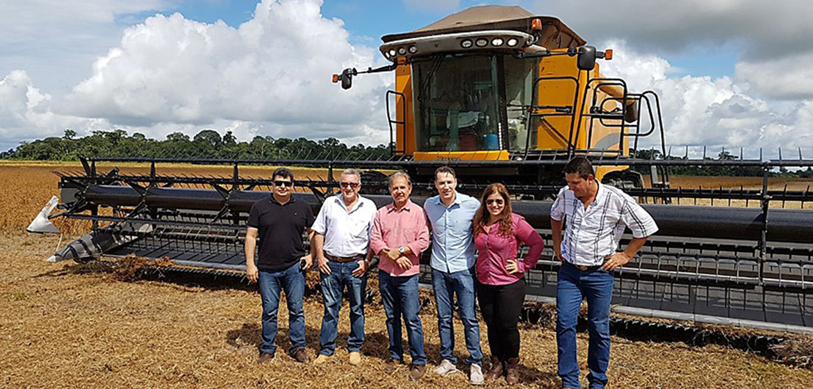 Diretores da FIEAC visitam propriedade e acompanham colheita de soja 